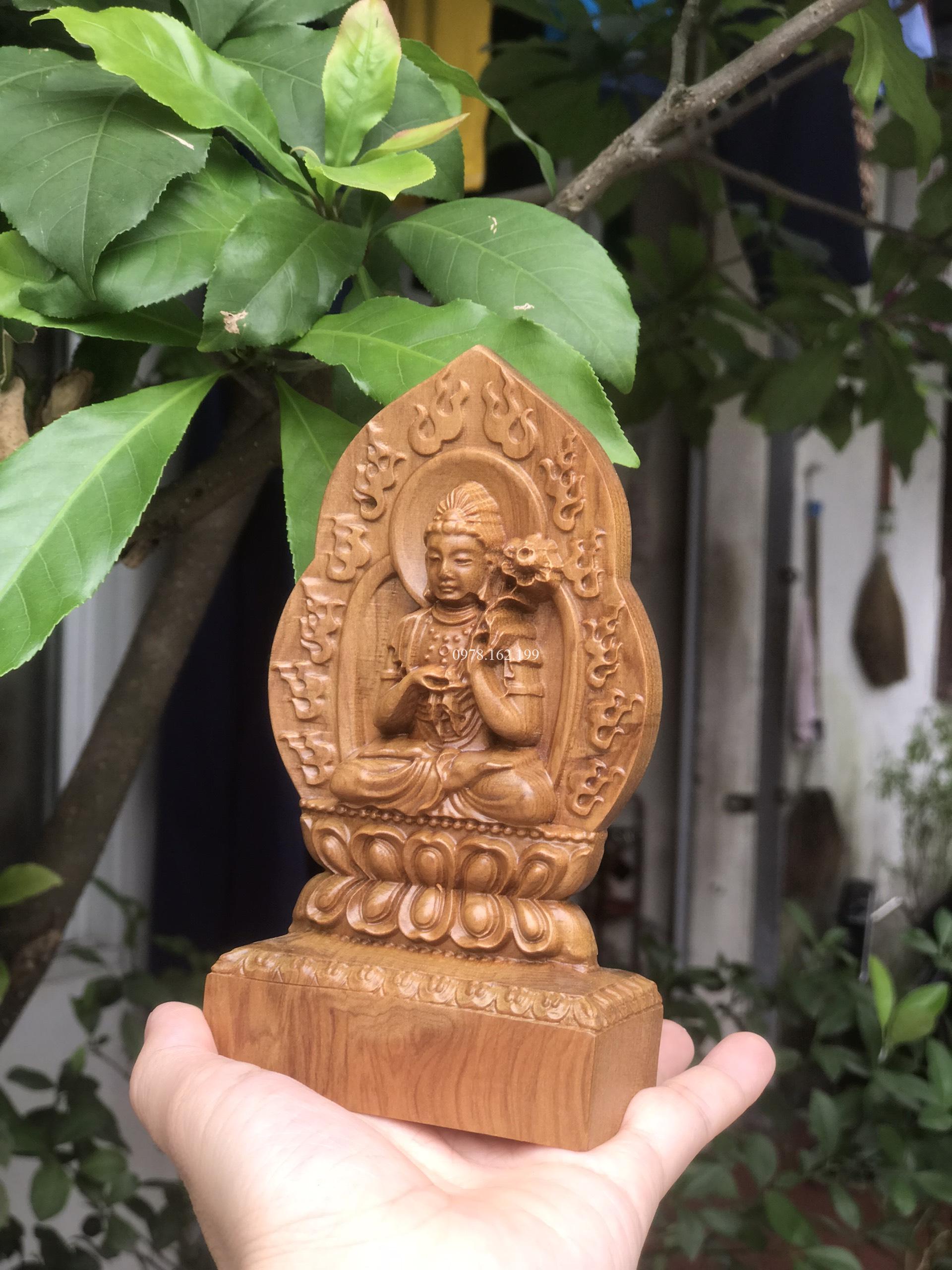 Tượng Đại Thế Chí để ô tô, bàn làm việc