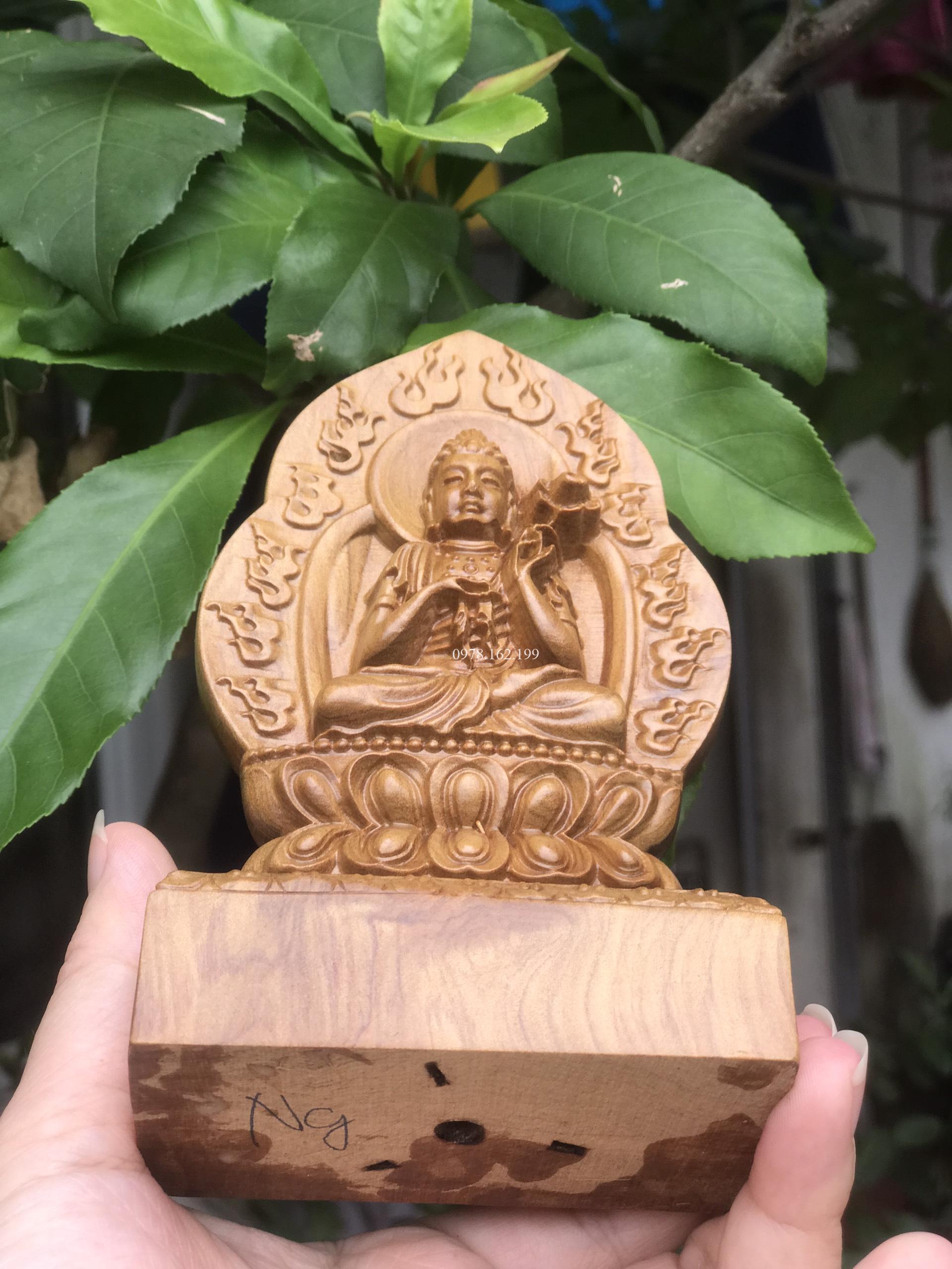 Tượng Đại Thế Chí để ô tô, bàn làm việc