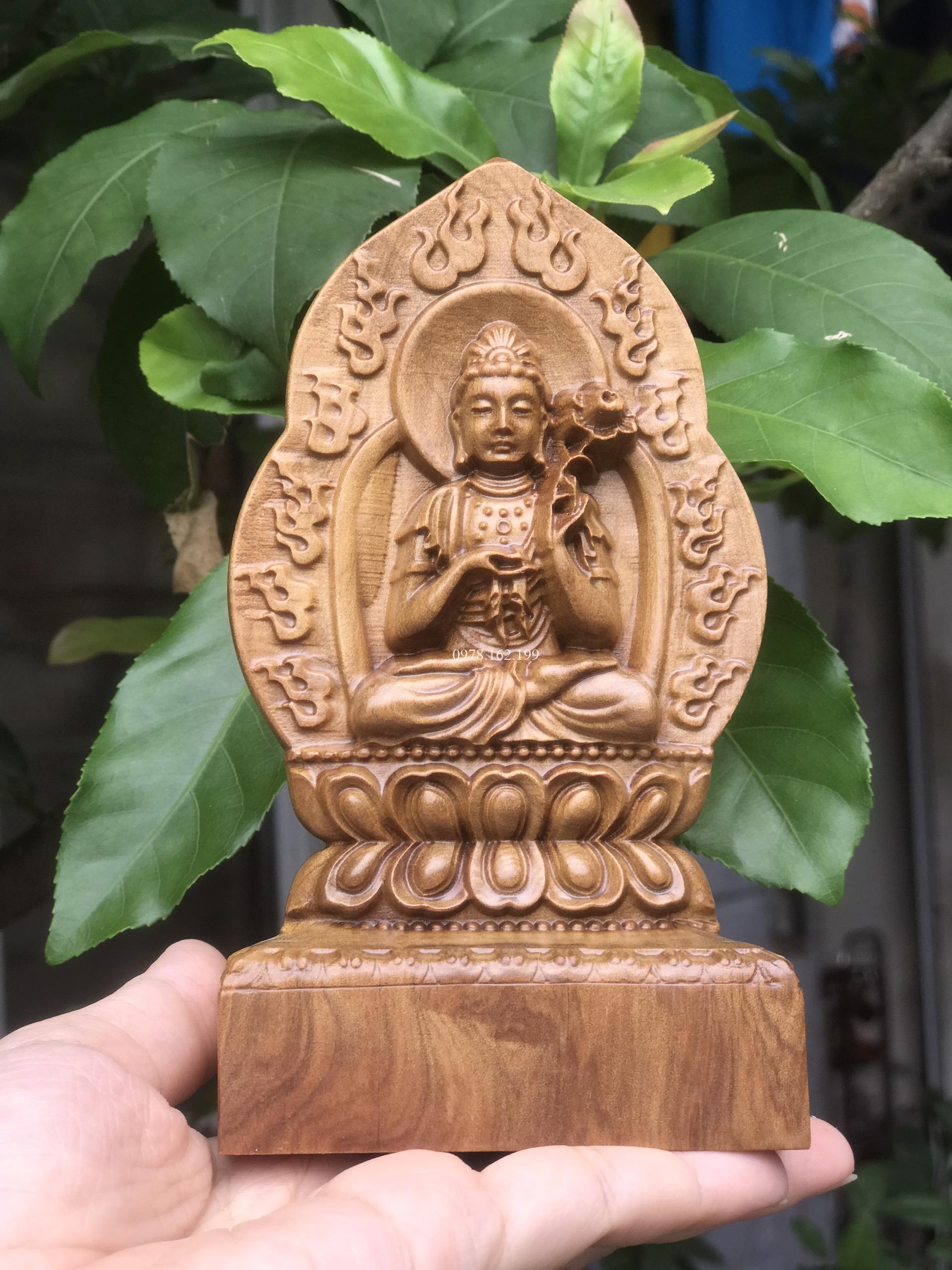 Tượng Đại Thế Chí để ô tô, bàn làm việc