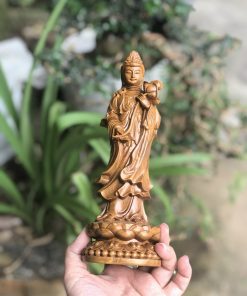 Tượng Quan Âm đứng gỗ bách xanh