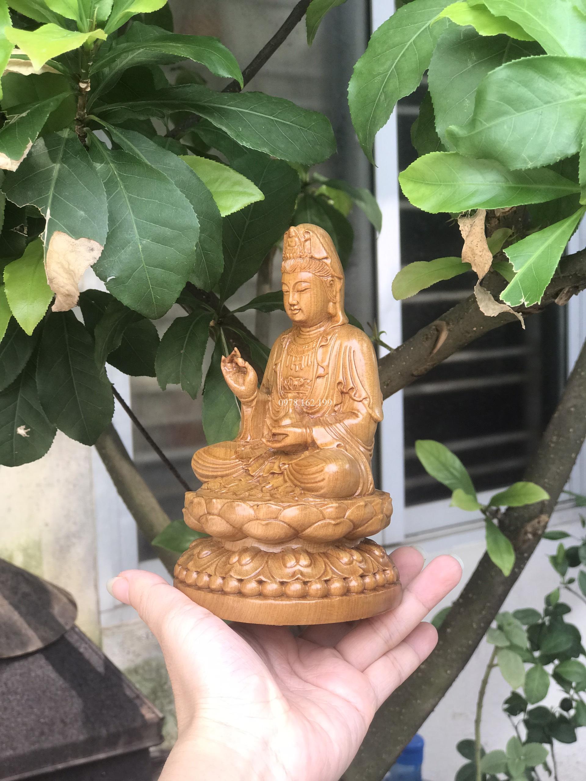 Tượng Quan Âm ngự đài sen gỗ bách xanh