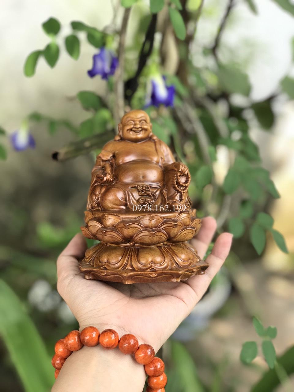 Tượng Di Lặc tọa đài sen gỗ bách xanh