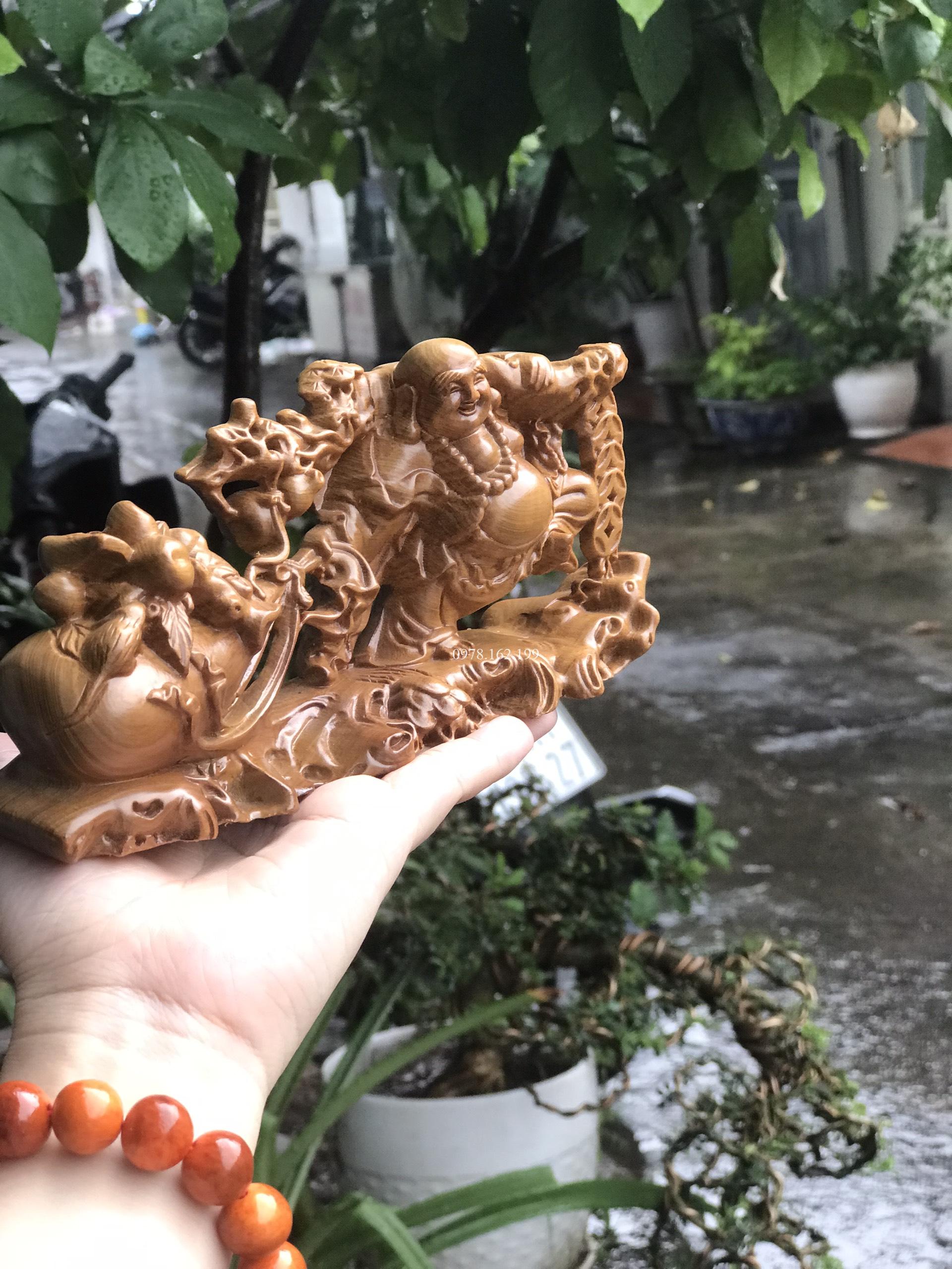 Tượng Di Lặc kéo bao tiền gỗ bách xanh - Ảnh 3