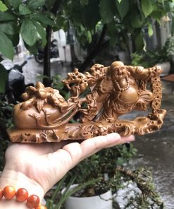 Tượng Di Lặc kéo bao tiền gỗ bách xanh