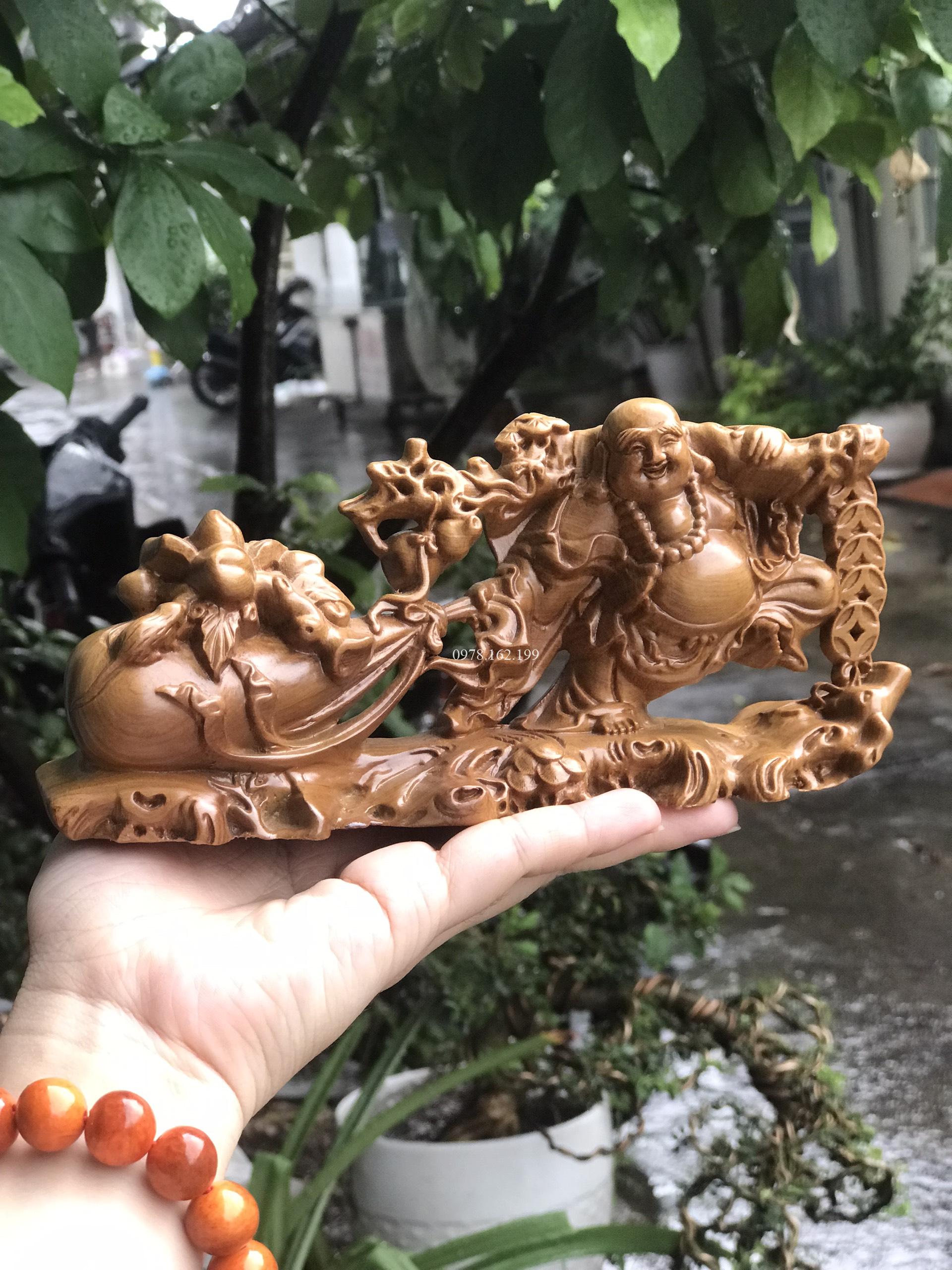 Tượng Di Lặc kéo bao tiền gỗ bách xanh