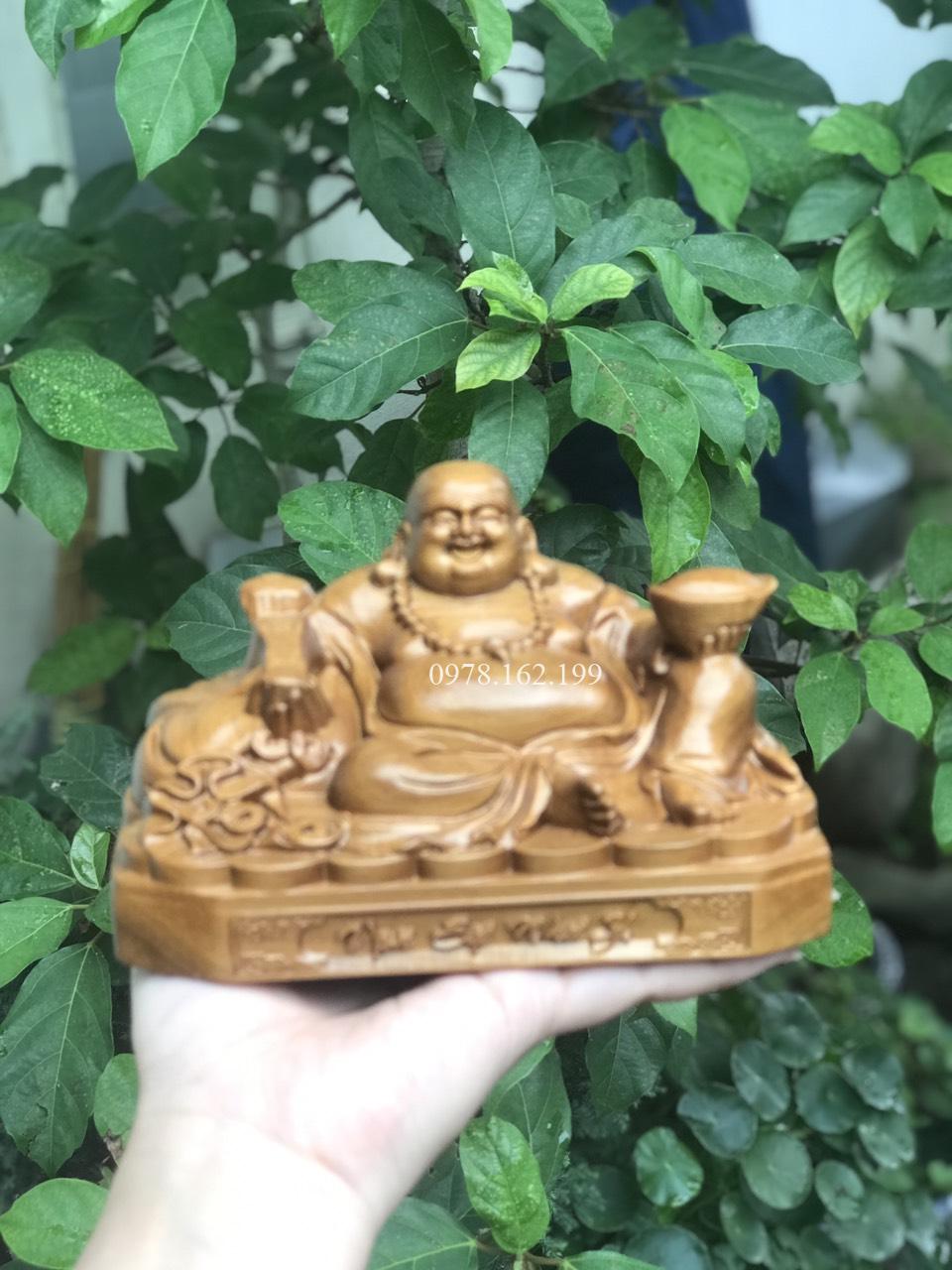 Tượng Di Lặc vạn sự như ý gỗ bách xanh