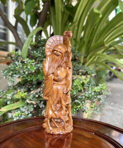 Tượng được làm bằng gỗ bách xanh nguyên khối. Bách xanh là một loại gỗ quý nó tỏa ra một mùi thơm nhẹ nhàng giúp con người được thư giãn, tĩnh tâm. Đặc điểm, màu sắc, vân gỗ Thớ thẳng, khá mịn, có rất nhiều dầu nên khi khô ít nứt nẻ và thường không bị biến dạng. – Bách xanh thường có màu: màu vàng, nâu lợt, màu nâu.. – Gỗ Bách Xanh là loại gỗ thơm, chúng có mùi thơm nhẹ tạo cảm giác thoải mái dễ chịu. – Thớ nhỏ tôm gỗ mịn nên khi hoàn thiện sản phẩm rất đẹp và tinh tế. Tượng Di Lạc chúc phúc MS18 Tượng Ngài Đạt Ma để ô tô Tượng Quan Công gỗ hương MS50 Tượng Di Lặc vác cành đào MS60 ĐẢM BẢO SỰ YÊN TÂM CỦA KHÁCH HÀNG KHI MUA HÀNG. – Shop Cam kết sản phẩm giống hình ảnh Mô tả (Hoàn lại tiền nếu sản phẩm không giống hình). – Hình thức thanh toán: Ship COD toàn quốc (Thanh toán khi quý khách nhận được hàng tại nhà). – Hình thức giao hàng: Giao hàng tại nhà trên toàn quốc theo địa chỉ đặt hàng của khách hàng. Quý khách hàng vui lòng kiểm tra hàng trước khi ký nhận hàng – Trong khi nhận hàng nếu khách hàng thấy sản phẩm không đúng như đã đặt, sản phẩm bị lỗi, sản phẩm bị hỏng hóc, vỡ dập… Quý khách hàng vui lòng phản hồi lại với Shop để được hỗ trợ. – Đổi lại sản phẩm bị lỗi do nhà sản xuất – Thời gian đổi lại là 07 (bảy) ngày. – Quý khách hàng xem trực tiếp khi đặt hàng. – Mọi chi tiết xin vui lòng liên hệ: 0978.162.199