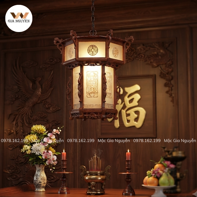Phối đèn lồng gỗ với bài vị và đồ thờ trên bàn thờ gia tiên