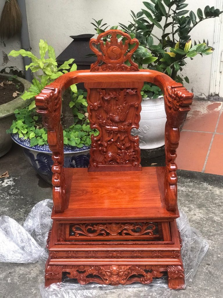 Ngai thờ gỗ Gụ màu nâu trầm phong cách cổ điển