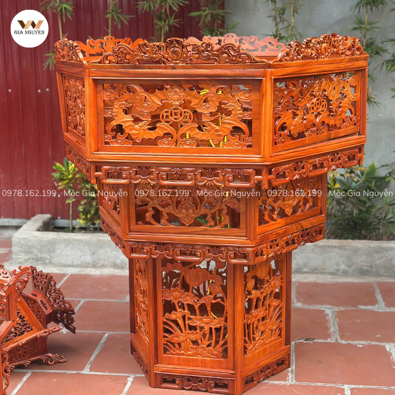 Đèn lồng gỗ tạo điểm nhấn cho bàn thờ gỗ