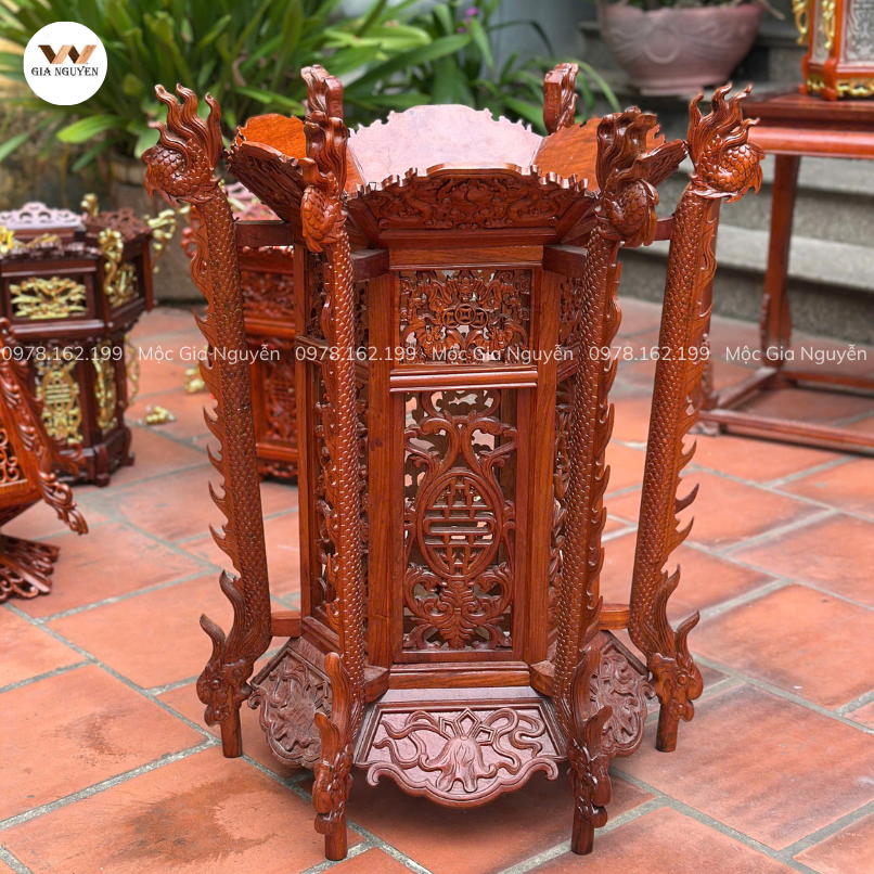 Đèn lồng gỗ chạm rồng trong nhà gỗ