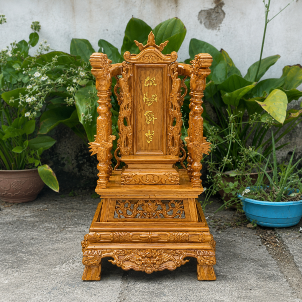 Ngai thờ gỗ Gõ có nhiều chi tiết chạm khắc