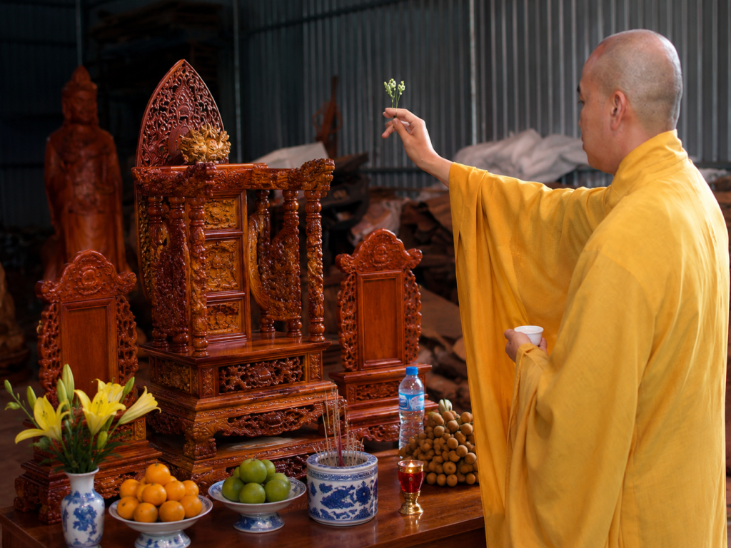 Khai quang điểm nhãn ngai thờ