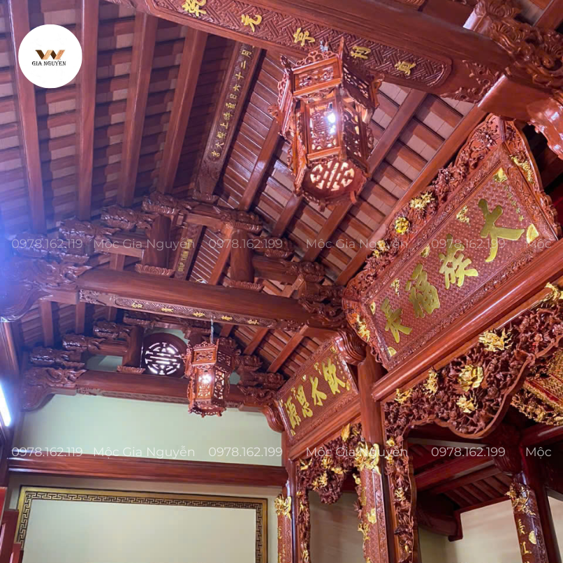Đèn lồng gỗ trong nhà gỗ truyền thống