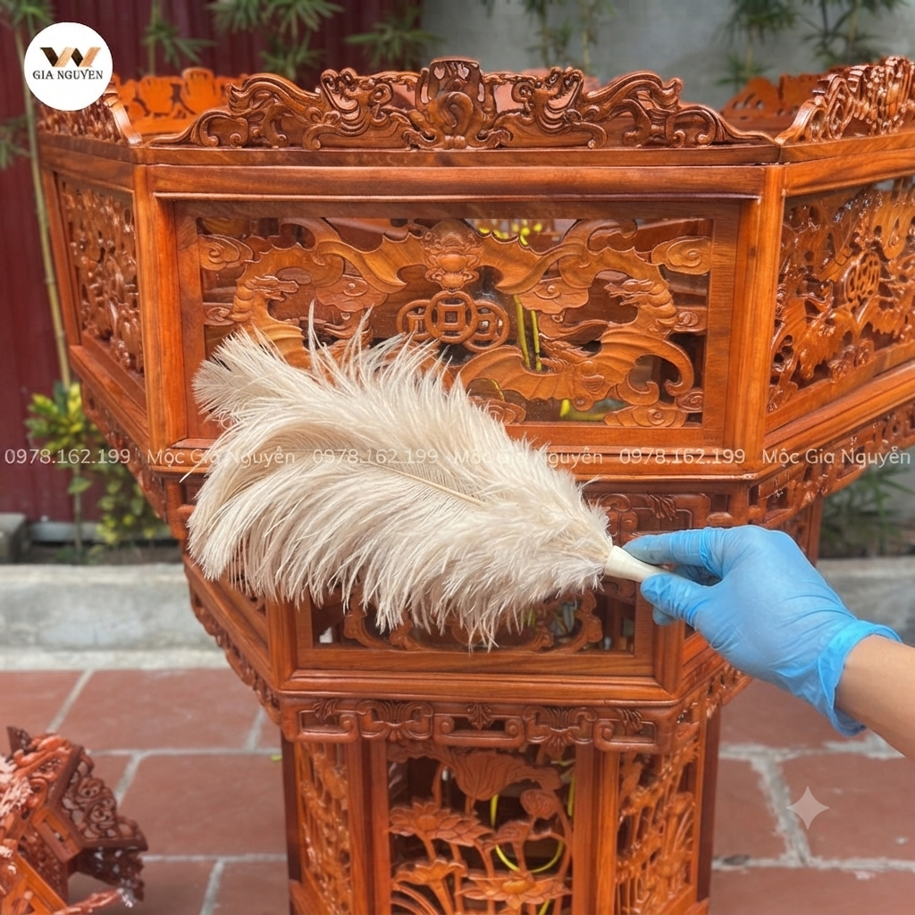 Làm sạch hoa văn chạm khắc trên đèn lồng gỗ bằng chổi lông mềm
