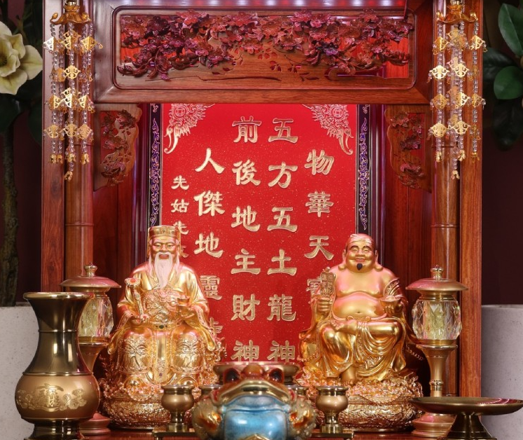 Đèn thờ đặt hai bên bàn thờ
