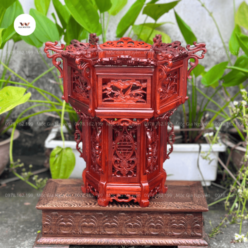 Đèn lồng gỗ hoa sen phù hợp với phòng thờ