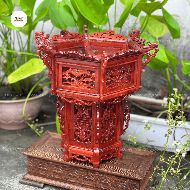 Đèn lồng gỗ chạm hoa sen phối với bàn thờ gia tiên
