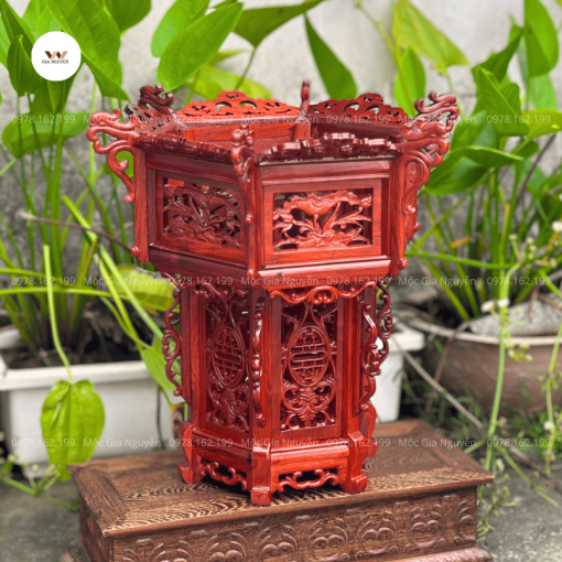 Đèn lồng gỗ chạm hoa sen cho phòng thờ