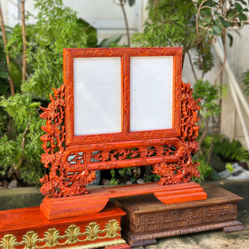 Khung ảnh thờ đôi bằng gỗ đặt trên bàn thờ