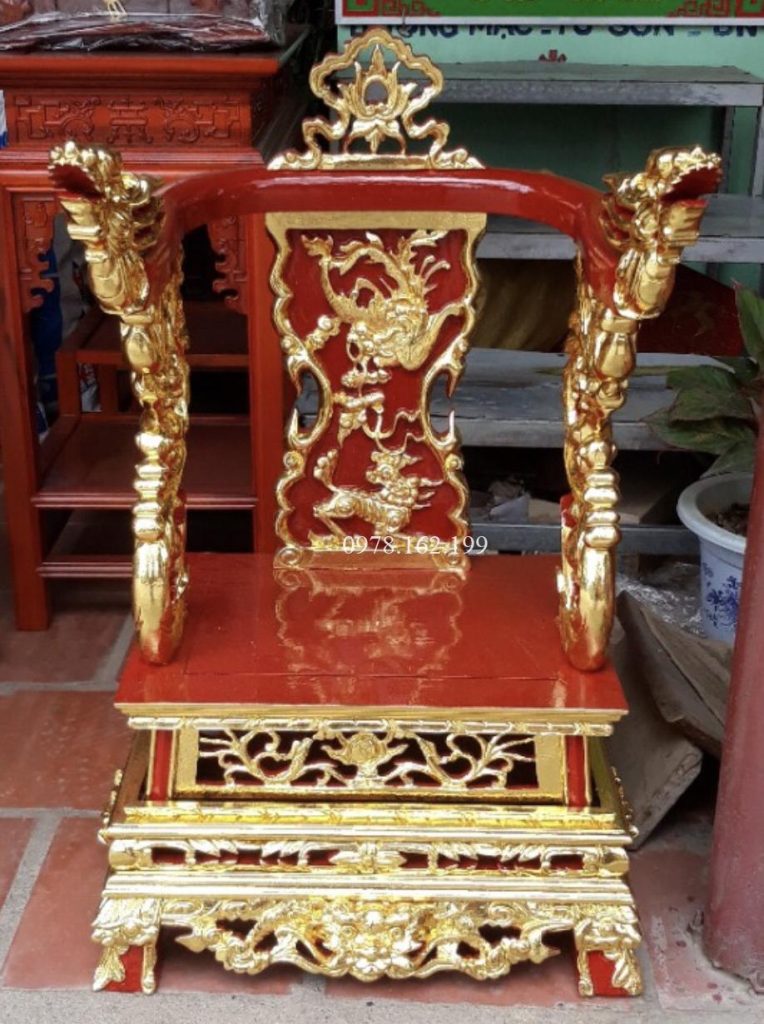 Kiểm tra mẫu hoàn thiện ngai thờ trước khi đặt