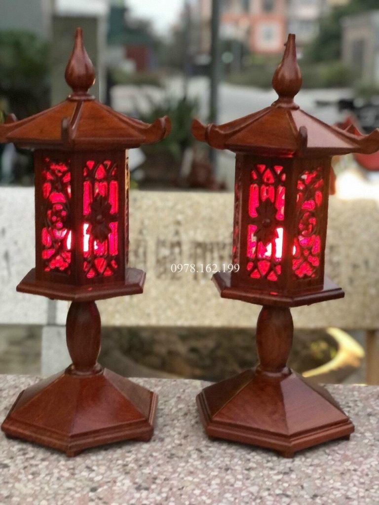Ánh sáng đèn trắng trong đèn thờ gỗ