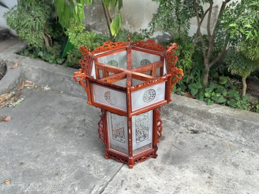 Đèn lồng gỗ sau khi được vệ sinh
