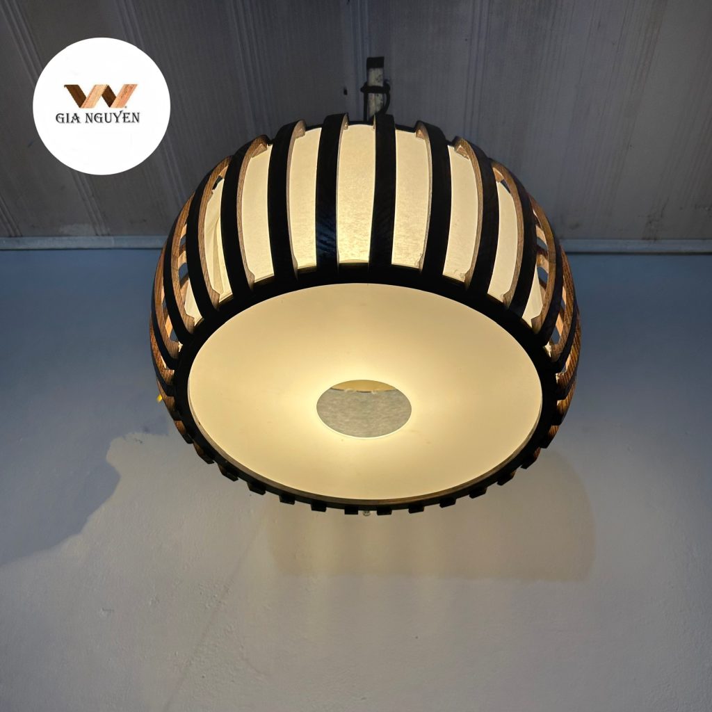 Đèn lồng gỗ ánh sáng vàng ấm cho phòng thờ