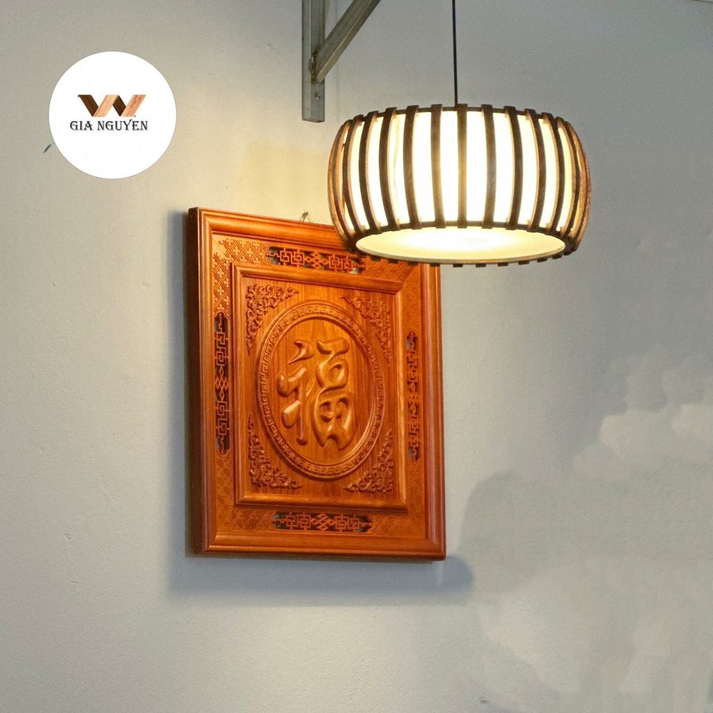 Đèn lồng gỗ thả trần trong không gian phòng thờ
