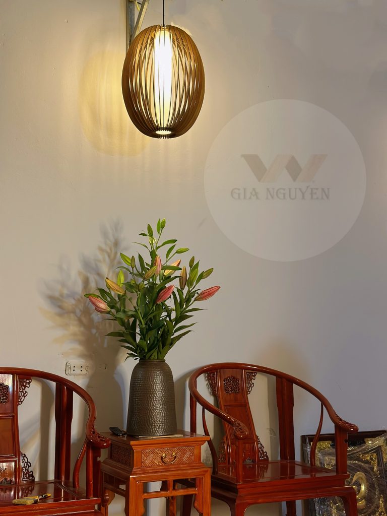 Đèn lồng gỗ thả trần trong nhà gỗ truyền thống