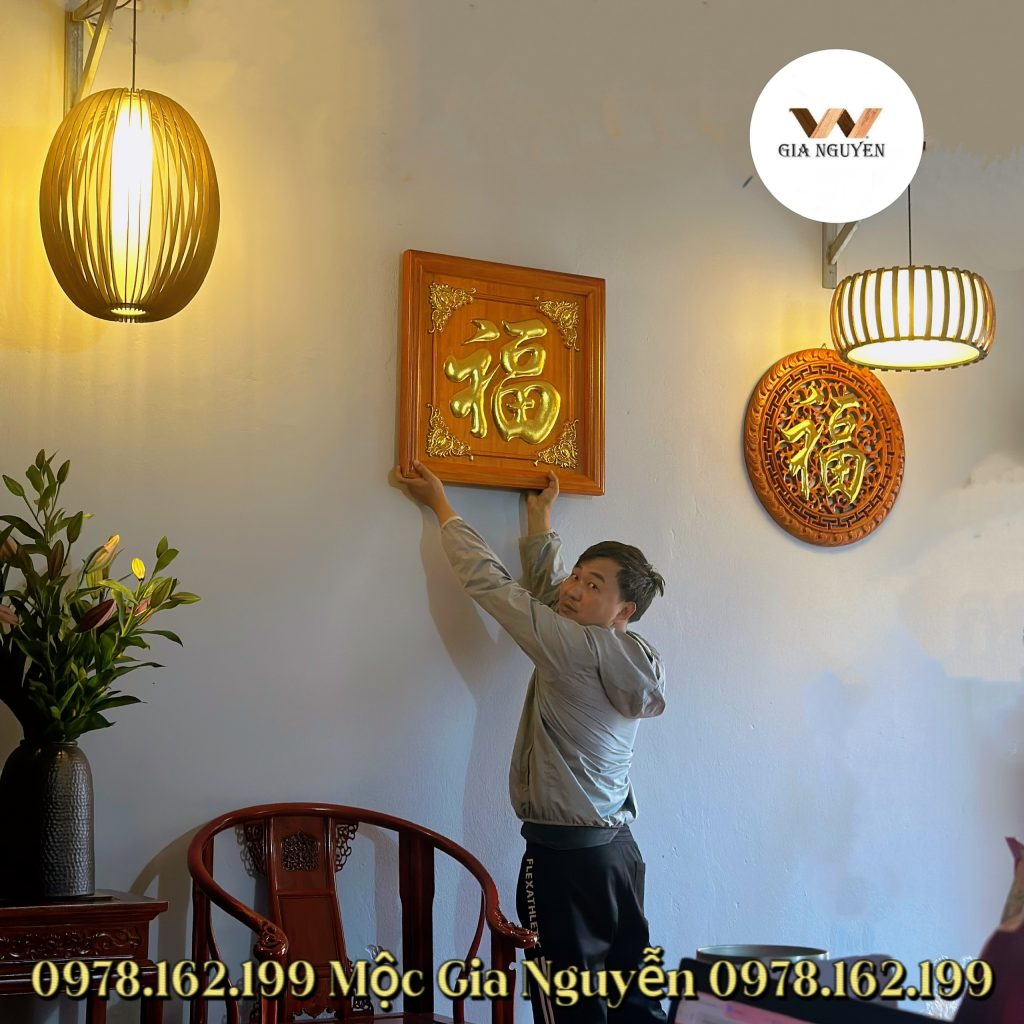 Cân chỉnh đèn lồng gỗ thả trần để không bị nghiêng